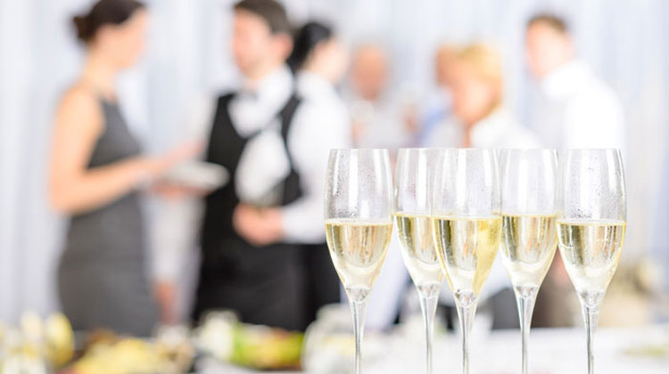 Choisir son traiteur : Le cocktail dînatoire Choisir son traiteur : Le cocktail dînatoire